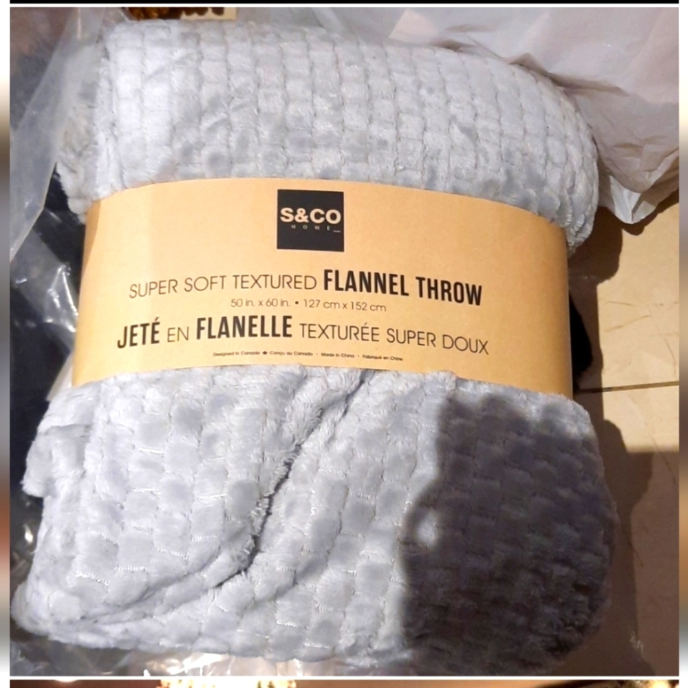 NIP ELEGANTLY GORGEOUS FAUX FUR MINK BLANKET FLANNEL THROW GREY